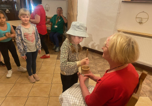 dzieci z 1a i 1b na wycieczce w Leśniczówce Paryż_11