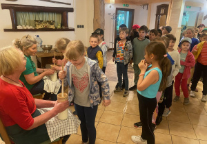 dzieci z 1a i 1b na wycieczce w Leśniczówce Paryż_12
