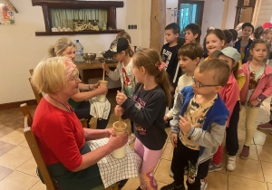 dzieci z 1a i 1b na wycieczce w Leśniczówce Paryż_14