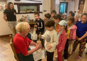dzieci z 1a i 1b na wycieczce w Leśniczówce Paryż_15