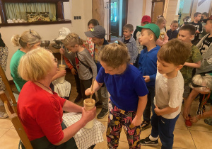 dzieci z 1a i 1b na wycieczce w Leśniczówce Paryż_17