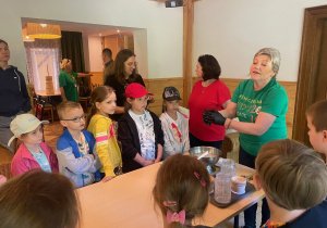 dzieci z 1a i 1b na wycieczce w Leśniczówce Paryż_26