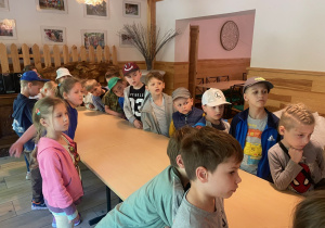 dzieci z 1a i 1b na wycieczce w Leśniczówce Paryż_27