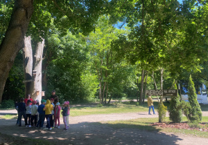 dzieci z 1a i 1b na wycieczce w Leśniczówce Paryż_32