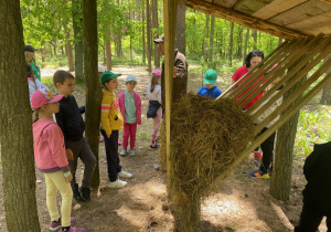 dzieci z 1a i 1b na wycieczce w Leśniczówce Paryż_44
