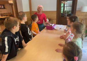 dzieci z 1a i 1b na wycieczce w Leśniczówce Paryż_53