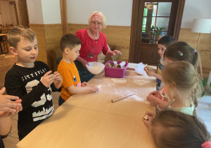 dzieci z 1a i 1b na wycieczce w Leśniczówce Paryż_56