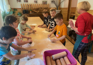 dzieci z 1a i 1b na wycieczce w Leśniczówce Paryż_59