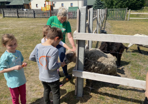 dzieci z 1a i 1b na wycieczce w Leśniczówce Paryż_80