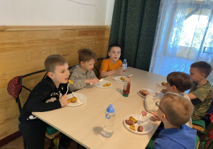 dzieci z 1a i 1b na wycieczce w Leśniczówce Paryż_84