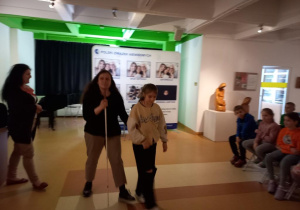 uczniowie podczas warsztatów edukacyjnych_1