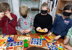 uczniowie podczas warsztatów edukacyjnych_12