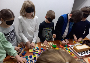 uczniowie podczas warsztatów edukacyjnych_13