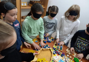 uczniowie podczas warsztatów edukacyjnych_14