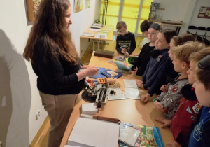 uczniowie podczas warsztatów edukacyjnych_15