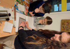 uczniowie podczas warsztatów edukacyjnych_19