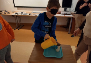uczniowie podczas warsztatów edukacyjnych_22