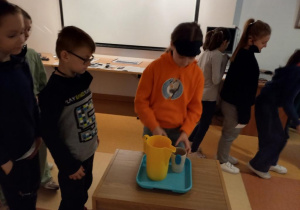 uczniowie podczas warsztatów edukacyjnych_23