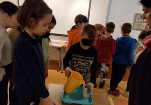 uczniowie podczas warsztatów edukacyjnych_24