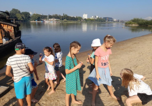 dzieci podczas wycieczki nad Wisłą_3