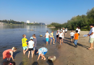 dzieci podczas wycieczki nad Wisłą_7