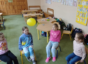 Świetlicowe zabawy z balonami w klasie 1a