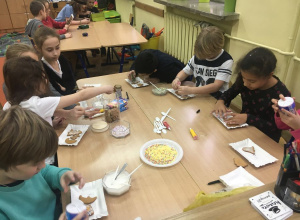 Klasa 3b dekoruje pierniczki