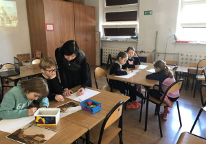 dzieci podczas zajęć w MDK Muranów 17