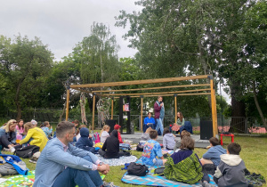 dzieci podczas pikniku czytelniczego_1