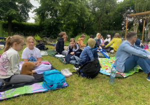 dzieci podczas pikniku czytelniczego_2