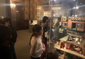 dzieci zwiedzają Muzeum Domków dla Lalek 1
