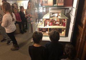 dzieci zwiedzają Muzeum Domków dla Lalek 3