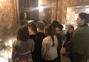 dzieci zwiedzają Muzeum Domków dla Lalek 4