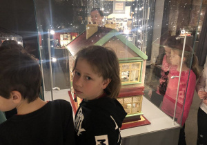dzieci zwiedzają Muzeum Domków dla Lalek 6