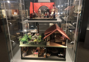 dzieci zwiedzają Muzeum Domków dla Lalek 7