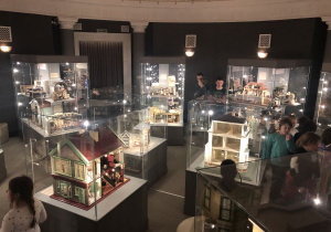 eksponaty w Muzeum Domków dla Lalek 21