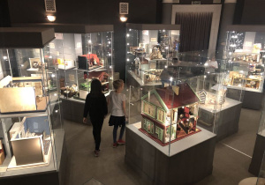 eksponaty w Muzeum Domków dla Lalek 23