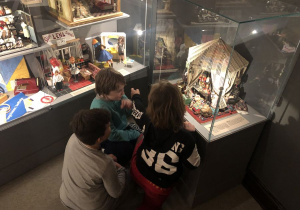 dzieci zwiedzają Muzeum Domków dla Lalek 11