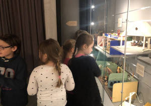 dzieci zwiedzają Muzeum Domków dla Lalek 14