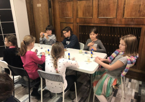 dzieci zwiedzają Muzeum Domków dla Lalek 16