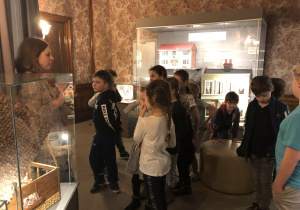 dzieci zwiedzają Muzeum Domków dla Lalek 1