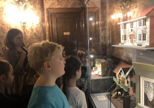 dzieci zwiedzają Muzeum Domków dla Lalek 3