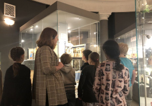 dzieci zwiedzają Muzeum Domków dla Lalek 4