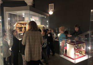 dzieci zwiedzają Muzeum Domków dla Lalek 5