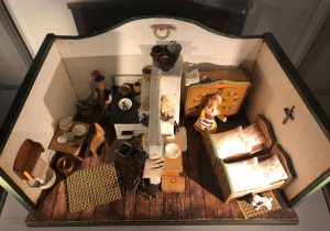 dzieci zwiedzają Muzeum Domków dla Lalek 10