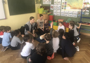dzieci podczas zajęć z pierwszej pomocy 4