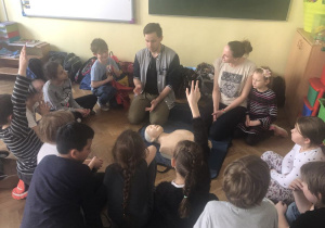 dzieci podczas zajęć z pierwszej pomocy 7