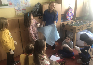 dzieci podczas zajęć z pierwszej pomocy 12