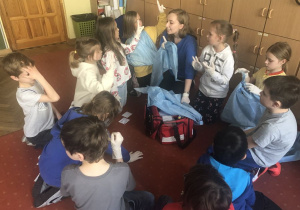 dzieci podczas zajęć z pierwszej pomocy 18
