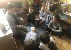 dzieci podczas zajęć z pierwszej pomocy 20